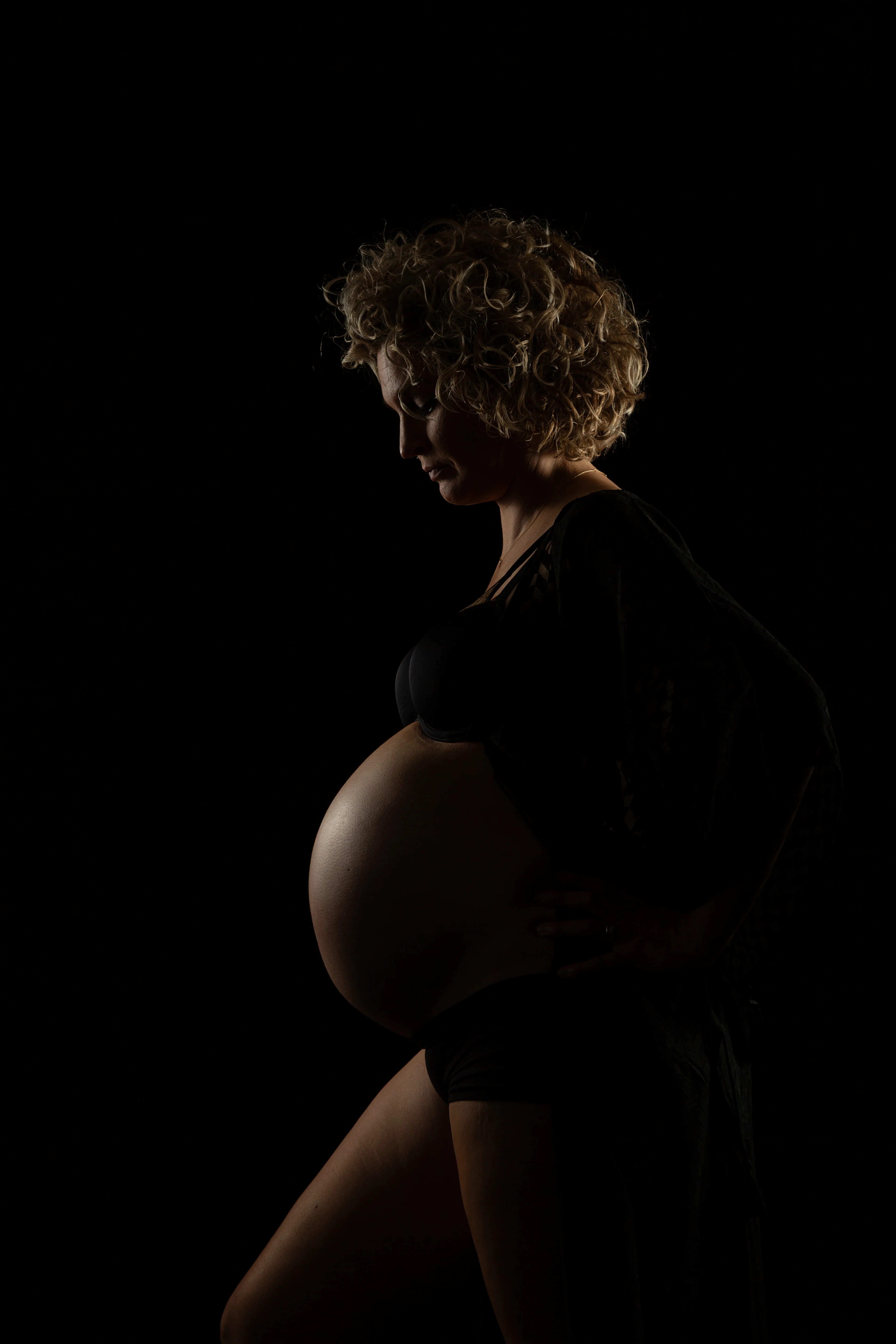Zwangerschapsportret in silhouet