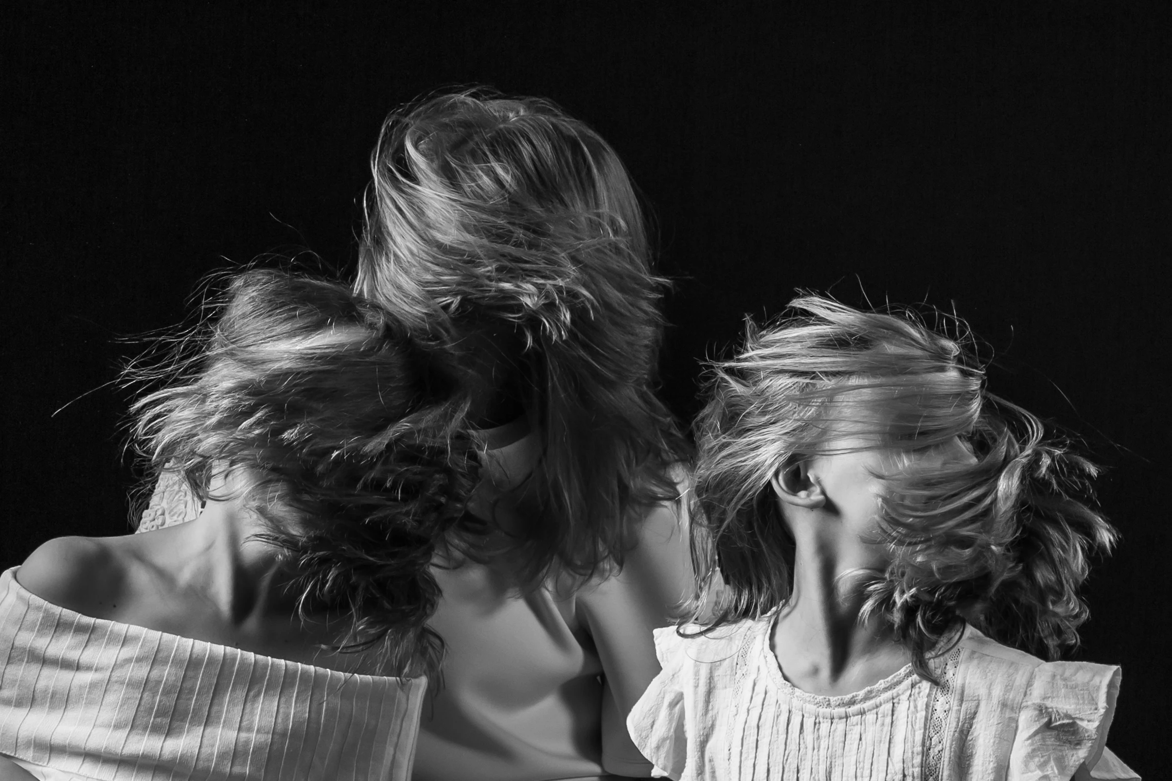 Artistiek familieportret in zwart-wit